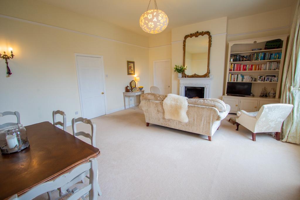 Sitting/dining room