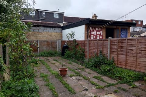 3 bedroom terraced house to rent, Third Avenue, London E12