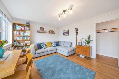 2 bedroom flat for sale, Larch Close, Balham