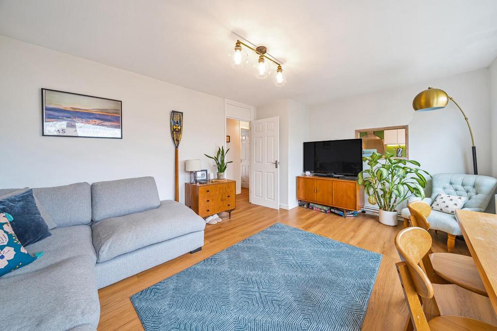 Larch Close, Balham 2 bed flat for sale £475,000