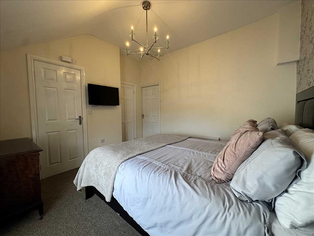 Bedroom (rear)