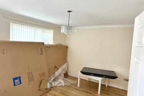 2 bedroom terraced house to rent, Alms Hill Road, Manchester M8