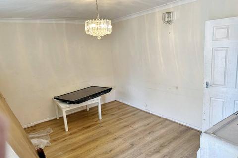 2 bedroom terraced house to rent, Alms Hill Road, Manchester M8