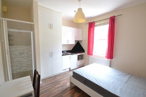 Studio to rent, Leamore Street, London W6