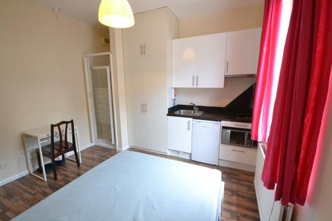 Studio to rent, Leamore Street, London W6