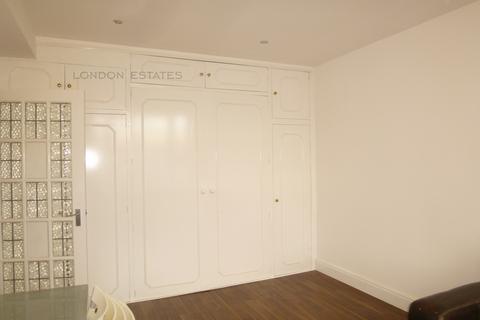 Studio to rent, Peters Court, Porchester Road, Bayswater, W2