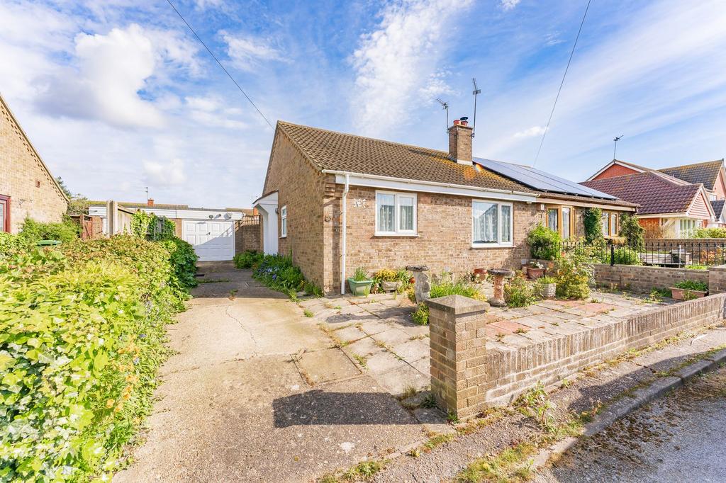 Summerfield Road, Hemsby 2 bed semidetached bungalow for sale £180,000