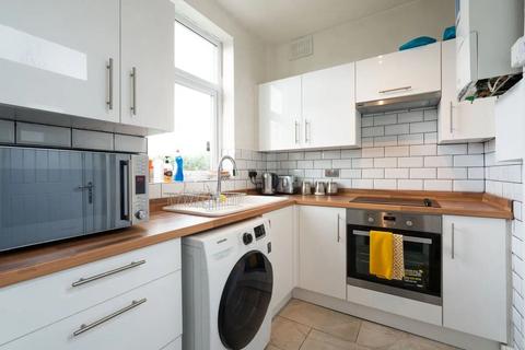 4 bedroom terraced house to rent, Barclay Road, SW6