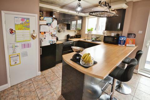 12 Valmar Avenue, Stanford-le-hope, SS17 0NF