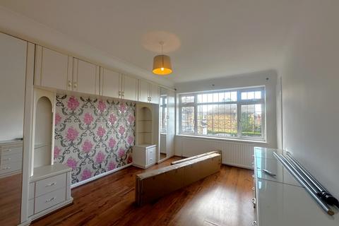 4 bedroom semi-detached house to rent, Hendon Way, Stanwell, Staines-upon-Thames, Surrey, TW19