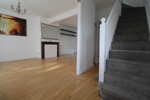 3 bedroom end of terrace house to rent, Chigwell Road Woodford Green IG8 8PD