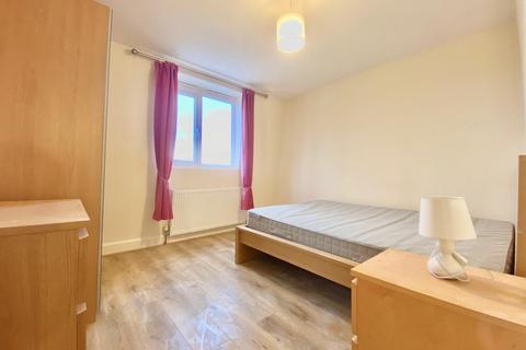 2 bedroom flat to rent, High Street, SW19 2AB