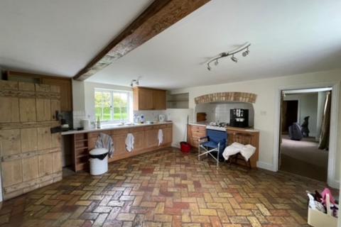 4 bedroom cottage to rent, High Street, Chippenham