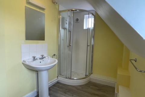 4 bedroom cottage to rent, High Street, Chippenham