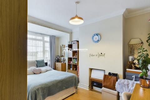 2 bedroom flat for sale, The Crest, London, London, NW4