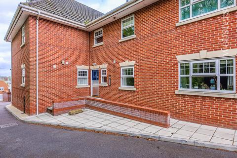 2 bedroom flat for sale, Horning Road West, Norwich NR12