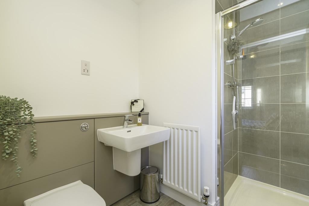18. Bedroom 1 ensuite