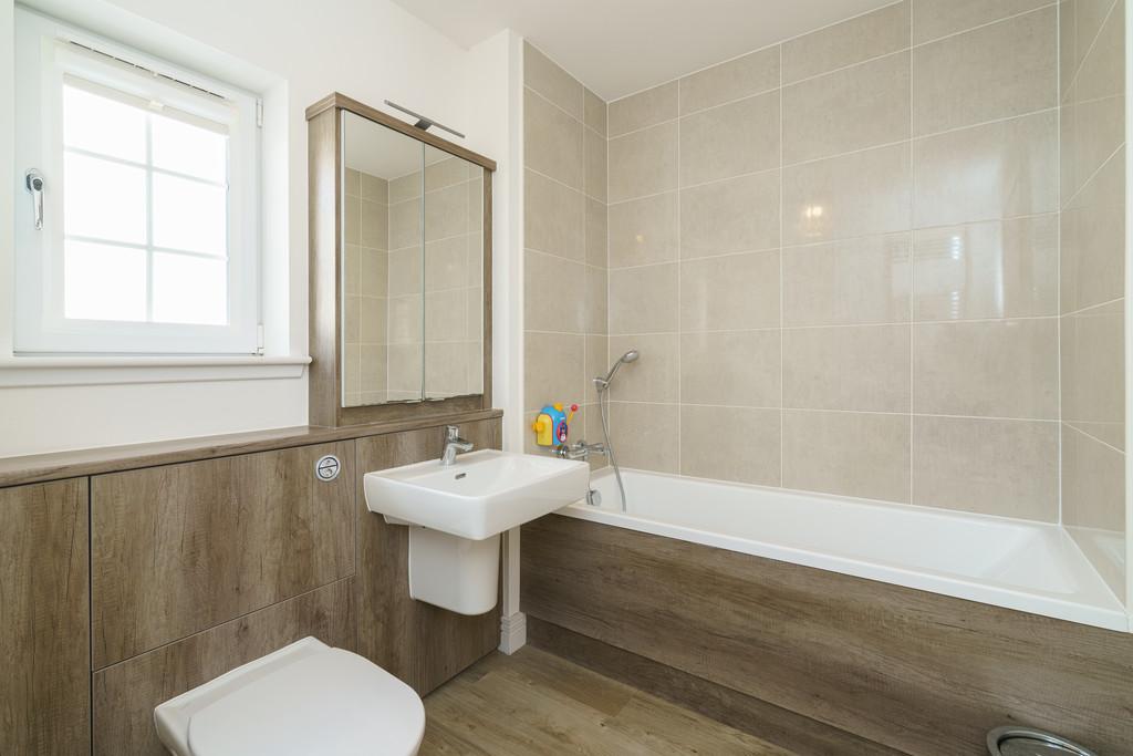 32. Bathroom angle 2