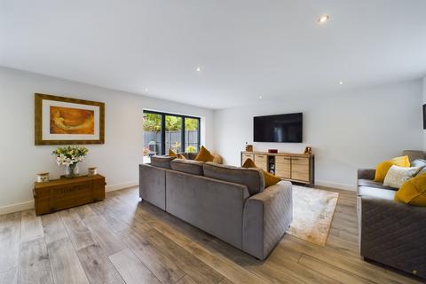 81b Beech Lane, Stretton, Burton-on-trent, DE13 0DU