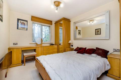 2 bedroom flat to rent, Greenway Close, Friern Barnet, London, N11