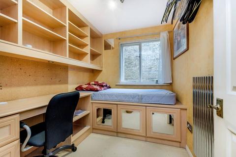 2 bedroom flat to rent, Greenway Close, Friern Barnet, London, N11