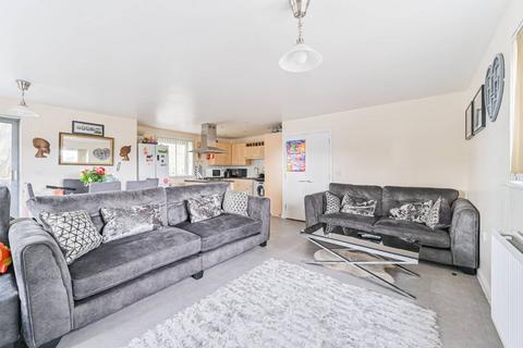 3 bedroom flat for sale, Streatham High Road, Streatham Common, London, SW16