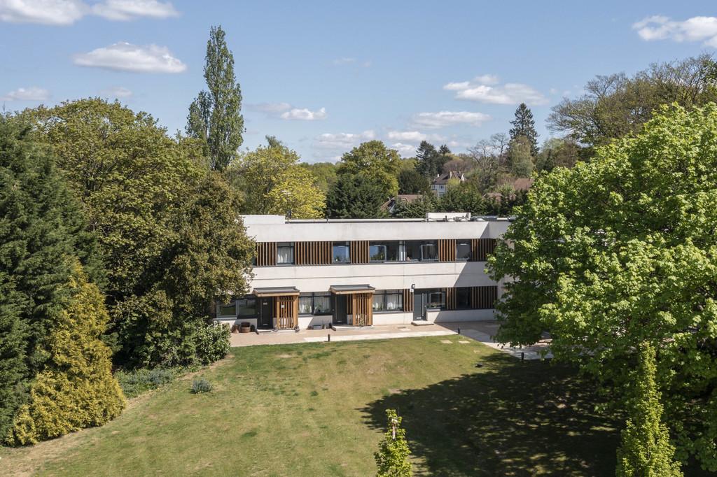 Deepdene Lodge, Hopewood Park, Dorking 1 bed apartment to rent £1,200 pcm (£277 pw)