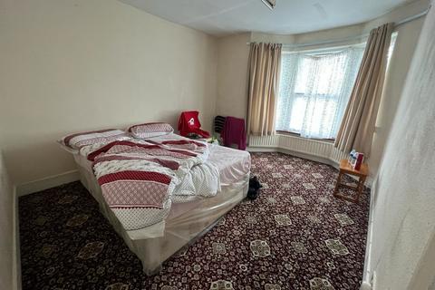 3 bedroom semi-detached house to rent, Townsend Road, Southall