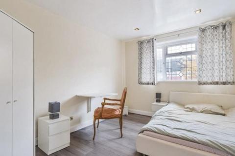 3 bedroom semi-detached house to rent, Longhill Road, London SE6