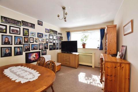 2 bedroom flat for sale, Ayleswade Road, Salisbury                                                                           *VIDEO TOUR*