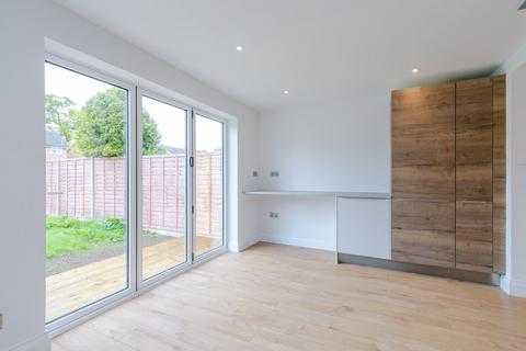 4 bedroom semi-detached house to rent, Beckingham Road, Guildford