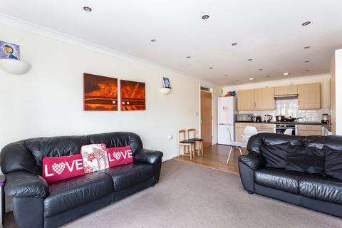 2 bedroom flat to rent, Lacewing Close