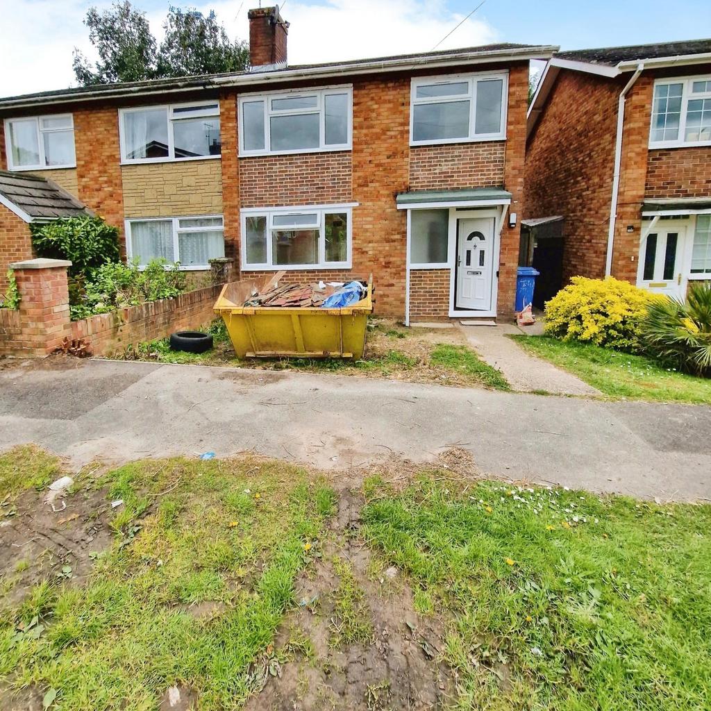 Belland Drive, Aldershot GU11 3 bed house £1,600 pcm (£369 pw)
