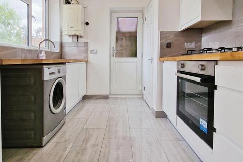 3 bedroom semi-detached house to rent, Belland Drive, Aldershot GU11