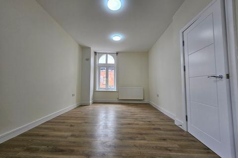 3 bedroom apartment to rent, Shrubbery Road, London