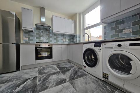 3 bedroom apartment to rent, Shrubbery Road, London