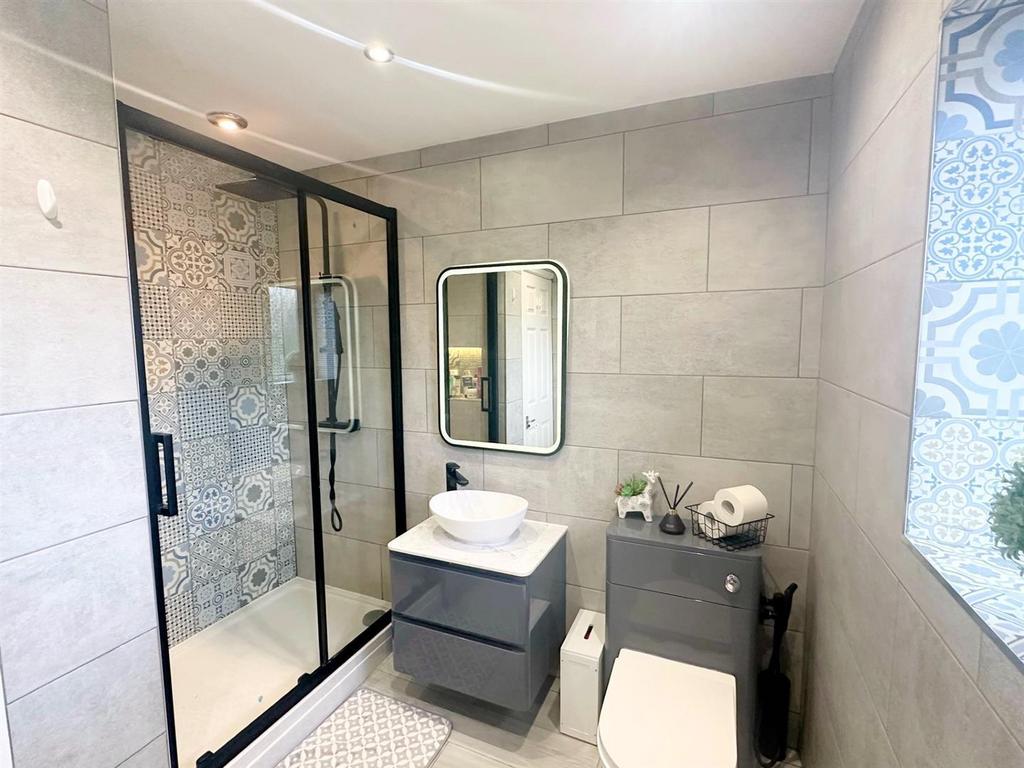 Shower room (Large).jpg