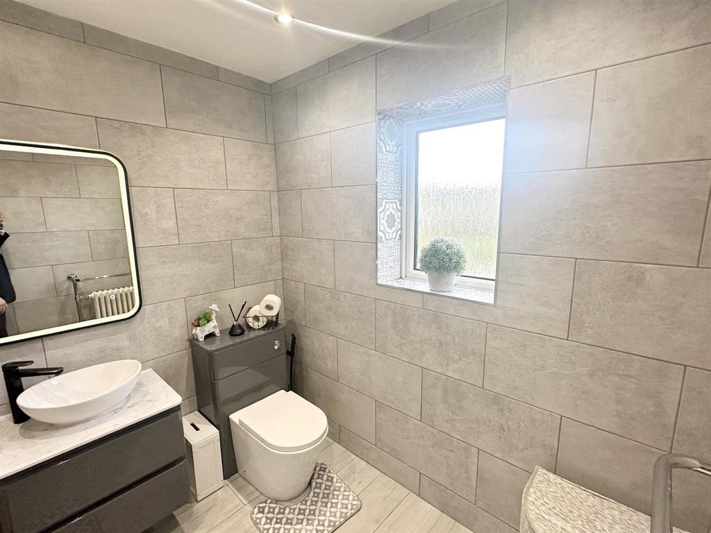 Shower room 2 (Large).jpg