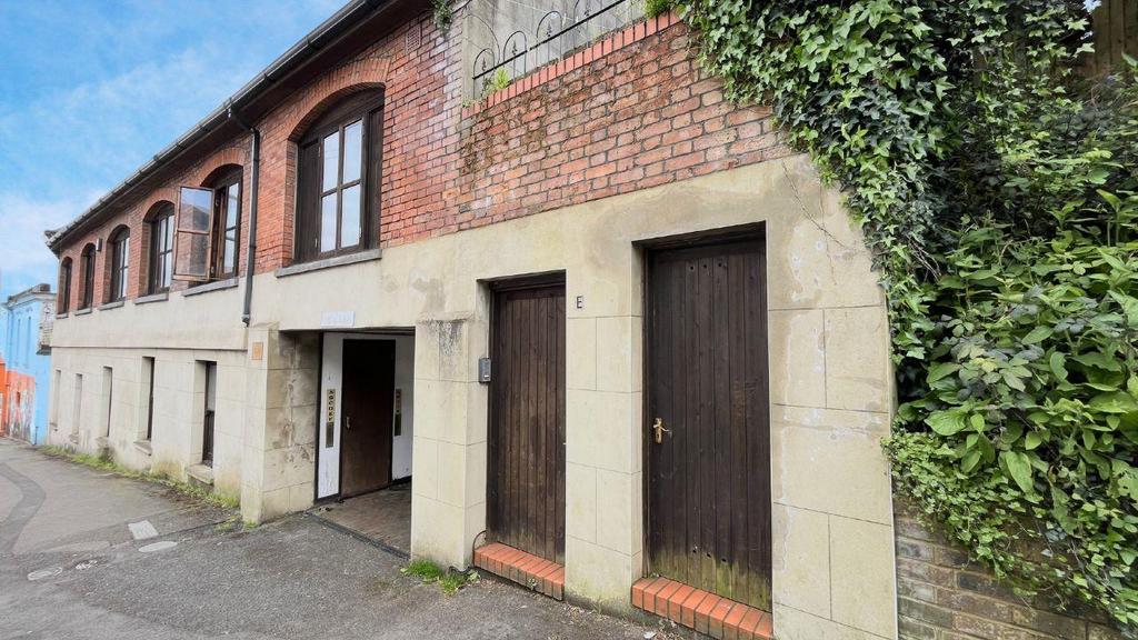 Tower Road West, St. LeonardsOnSea... 2 bed £925 pcm (£