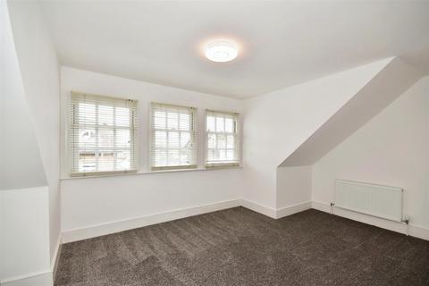 2 bedroom flat to rent, Queens Road, Buckhurst Hill IG9