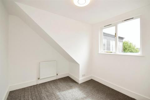 2 bedroom flat to rent, Queens Road, Buckhurst Hill IG9