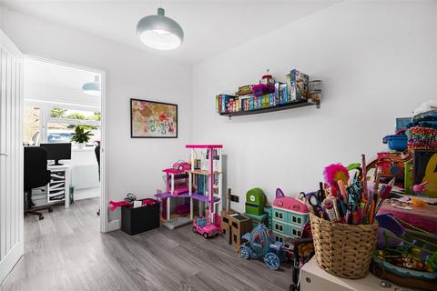 93 Queensway, Caversham, Reading, RG4 6SJ