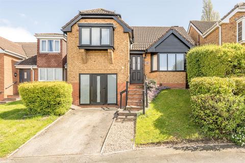 25 Brades Close, Halesowen, B63 2XZ