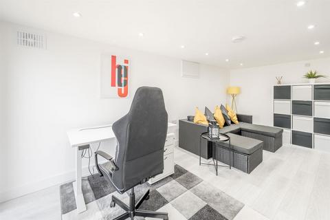 25 Brades Close, Halesowen, B63 2XZ