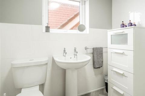 25 Brades Close, Halesowen, B63 2XZ