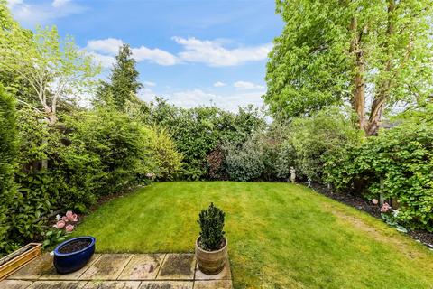 10 Corner Farm Close, Tadworth, KT20 5SJ