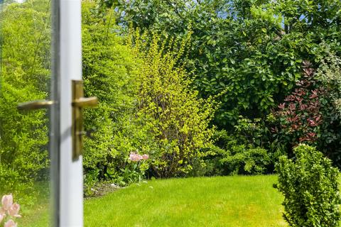 10 Corner Farm Close, Tadworth, KT20 5SJ