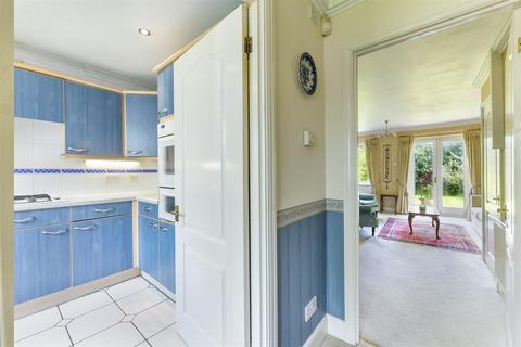10 Corner Farm Close, Tadworth, KT20 5SJ