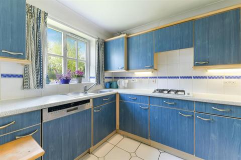 10 Corner Farm Close, Tadworth, KT20 5SJ
