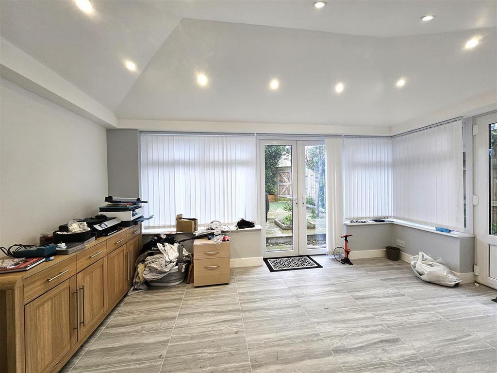 Station Approach Road, Ramsgate 2 bed flat £1,100 pcm (£254 pw)